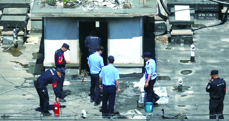 明火被扑灭后，民警们正在清理现场。图片为无人机拍摄画面