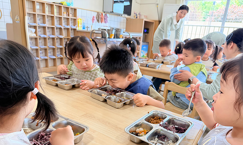 正在吃午餐的孩子们（受访单位供图）