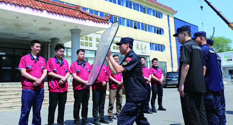 二题图,民警面向企业安保人员开展应急处突技能培训