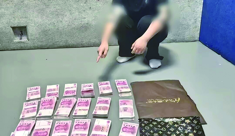 头题图，犯罪嫌疑人指认赃款 （受访单位供图）
