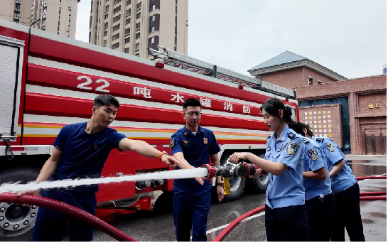 边栏一稿图，消防员为民警介绍水带操作规范  董章慧 摄
