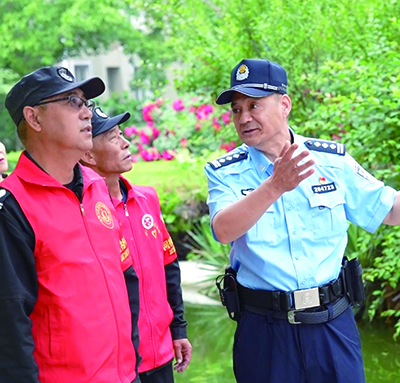 耿新兵在社区进行普法宣传（受访单位供图）