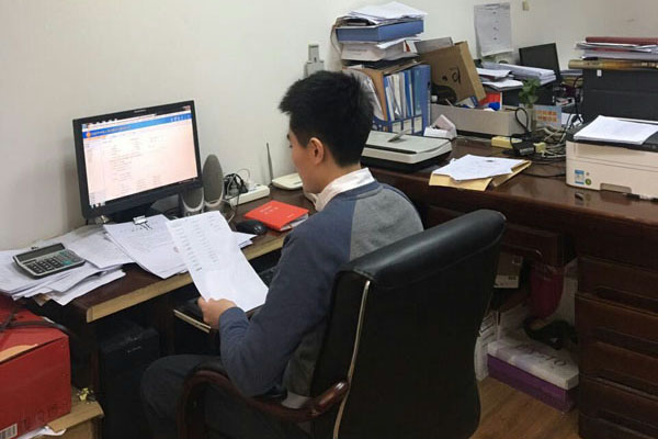 【今天我当班】金雕网查控员小关“上岗”